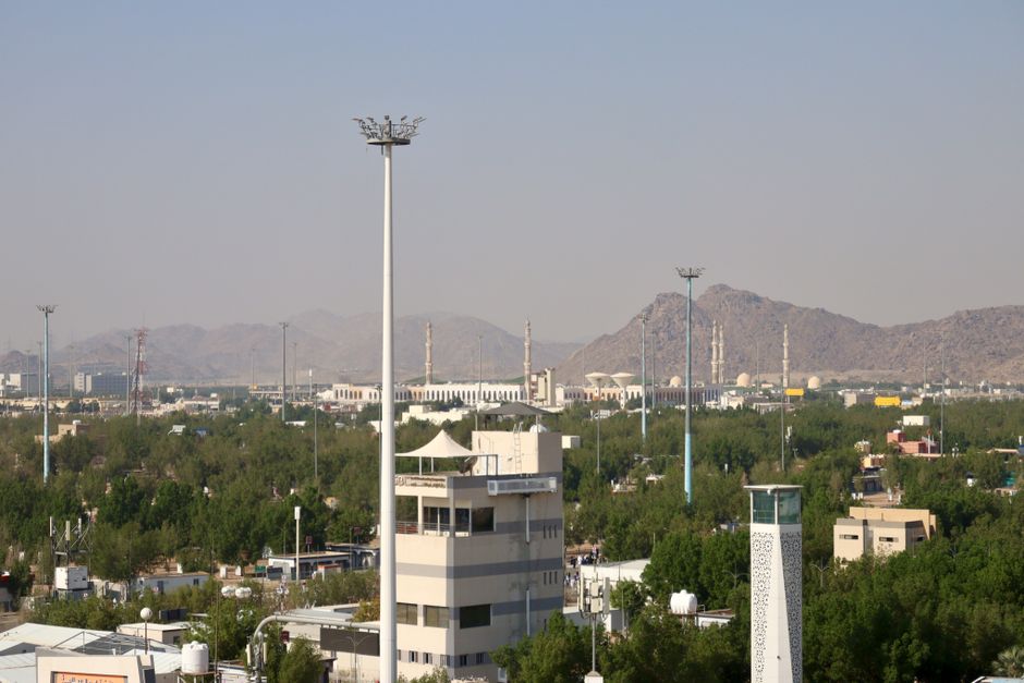 saudi arabia — Aerial cityscape view featuring a mosque and mountains in Saudi Arabia.