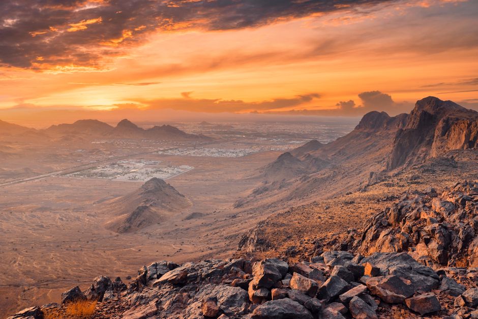 saudi arabia — Panoramic view of rocky desert landscape in Medina, Saudi Arabia at sunset, showcasing vibrant sky a